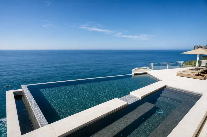 Villa Lands End infinity pool and 10-person jacuzzi over the Pacific